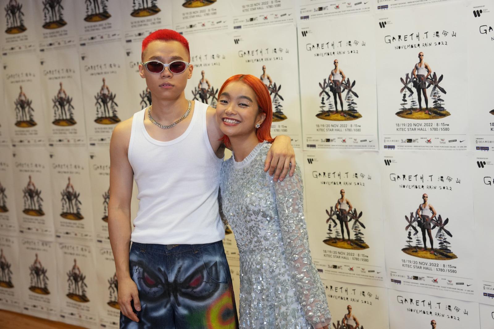 湯令山尾場演唱會圓滿結束,並急不及待食漢堡包醫肚。(陳奕釗攝)