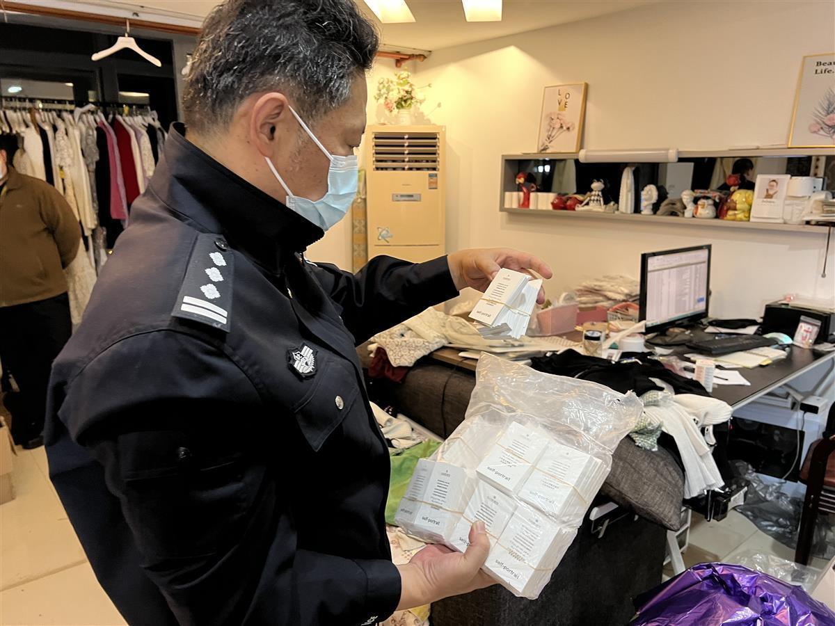 武漢警方在雙11當日搗破涉案山寨女裝網店。(互聯網)