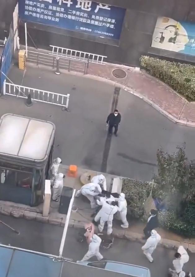 男子被多名防疫人員拉扯。(短片截圖)