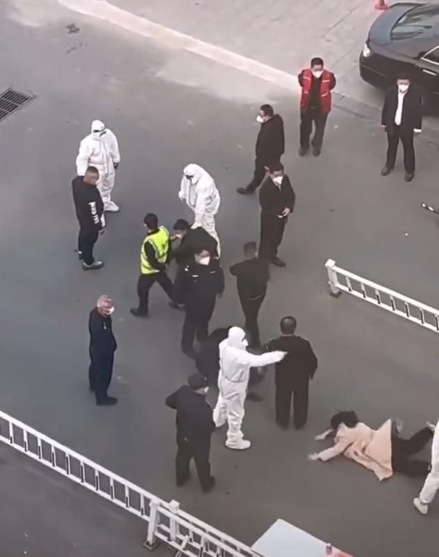 一名粉外套女子突然被掟到現場。(短片截圖)