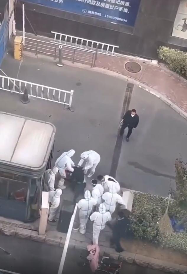 男子跌倒後就被強行拖走。(短片截圖)