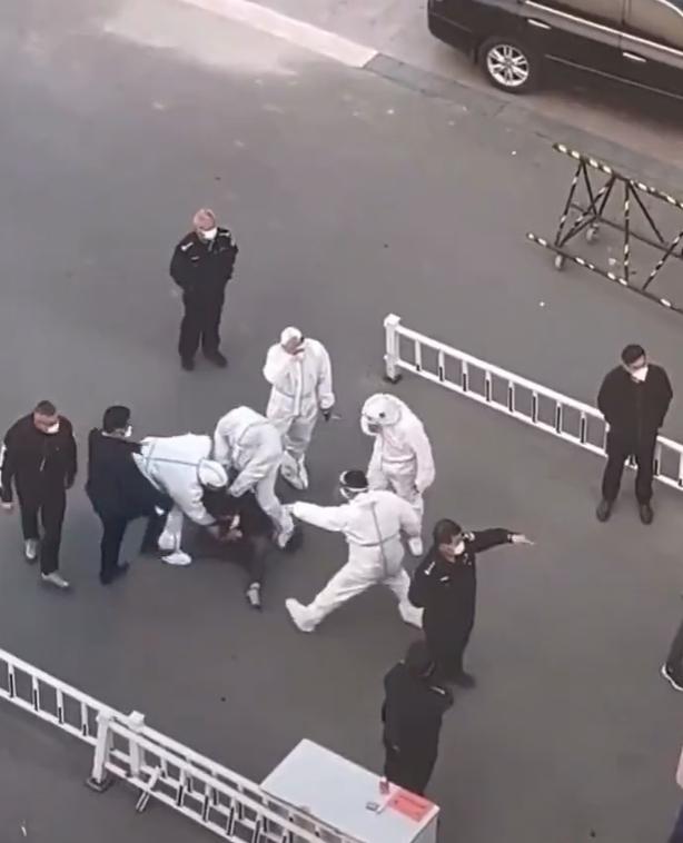 男子被拖到封控小區門外。(短片截圖)
