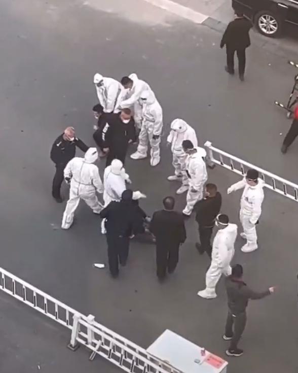 疑似保安人員上前制止防疫人員施暴。(短片截圖)