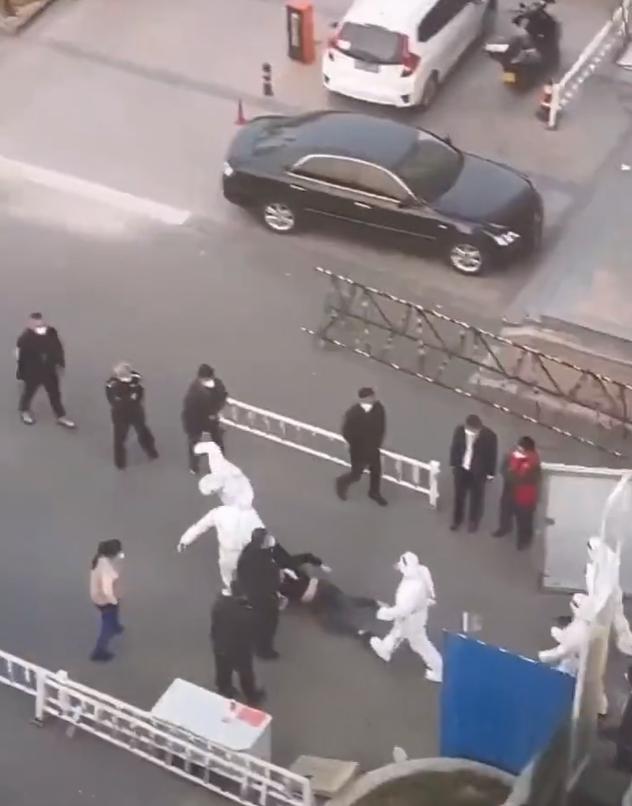 男子被拖出封控小區門外。(短片截圖)