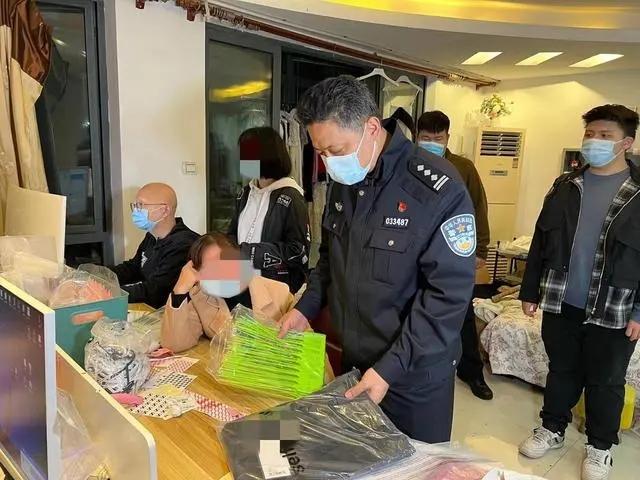 武漢警方在雙11當日搗破涉案山寨女裝網店。(互聯網)