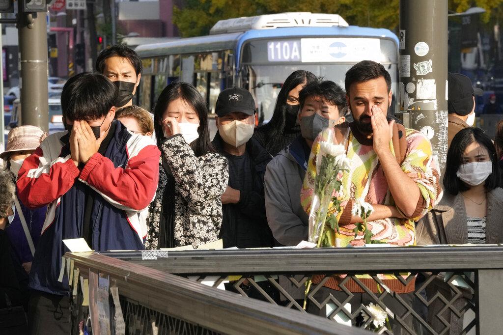 民眾拭淚。(美聯社)