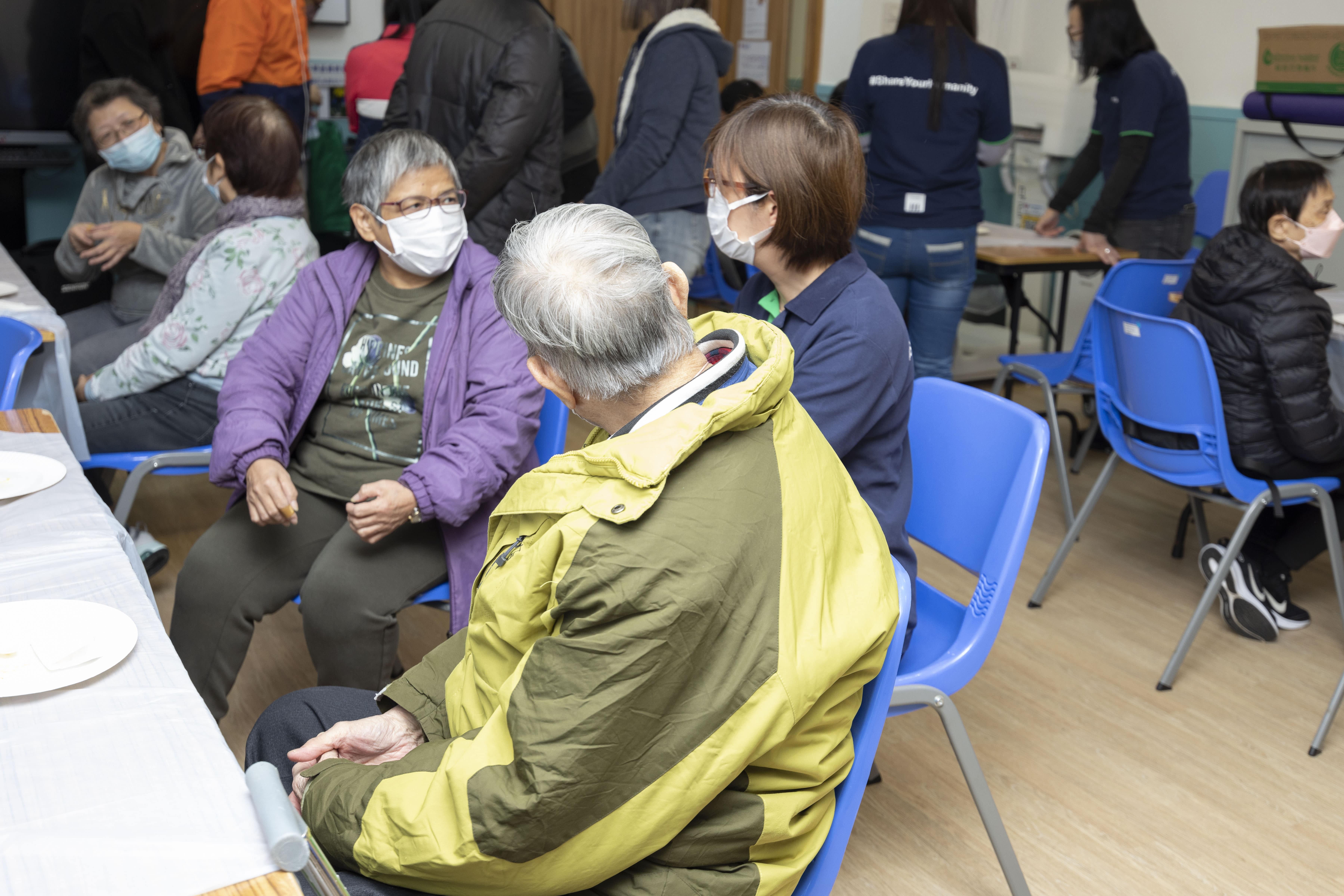 過程中義工與長者聊天互動。