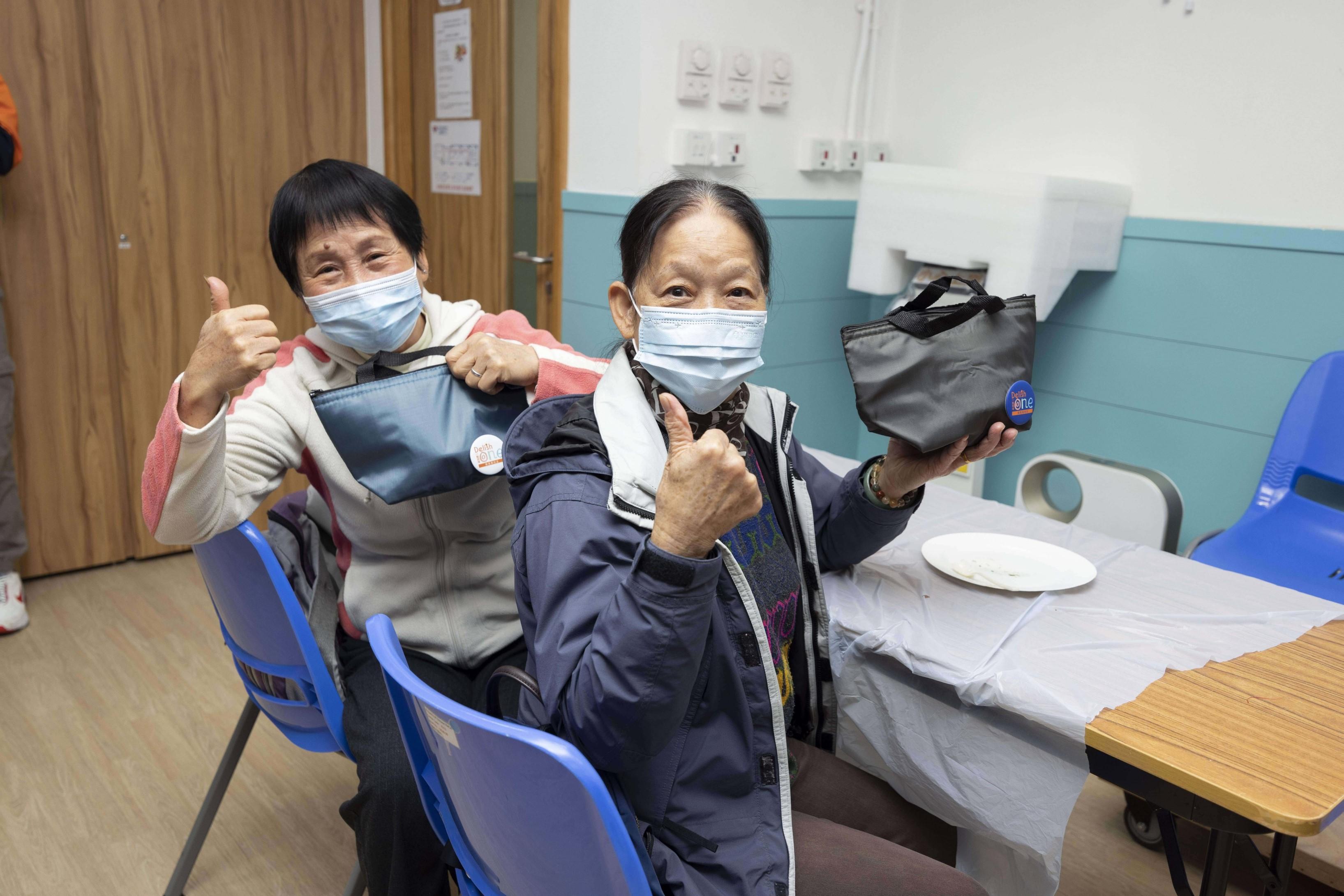 長者獲贈軟餐盆菜後都顯得非常雀躍。