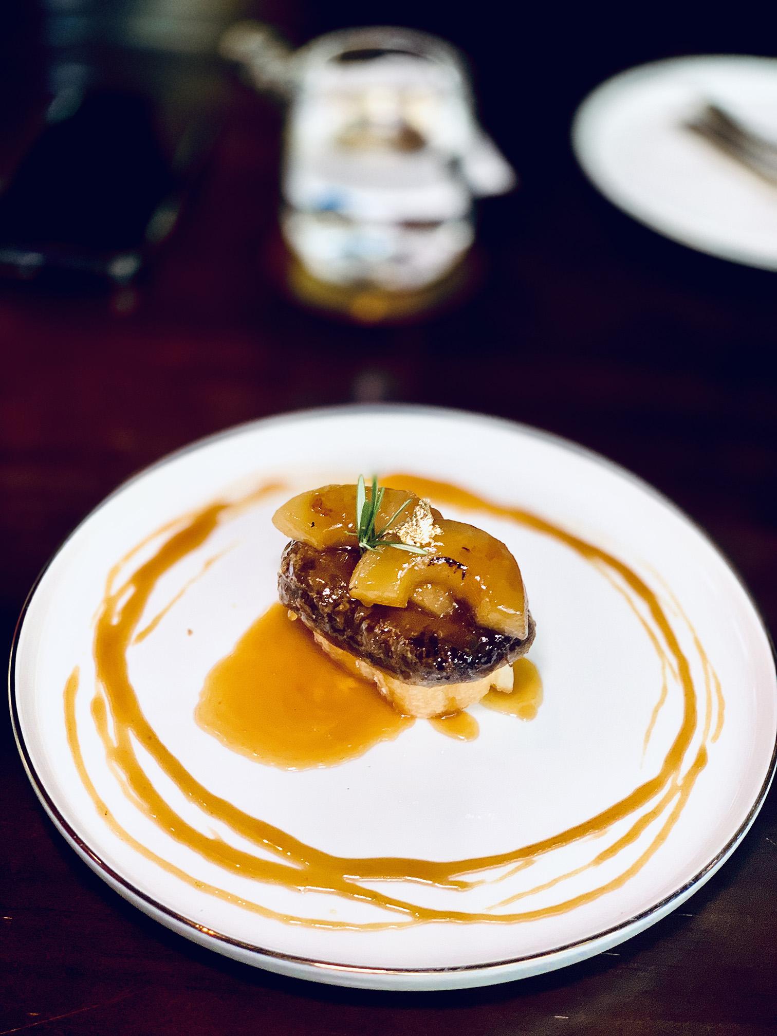 香煎鵝肝配焦糖蘋果 Foie Gras Sauté with Caramelised Apple