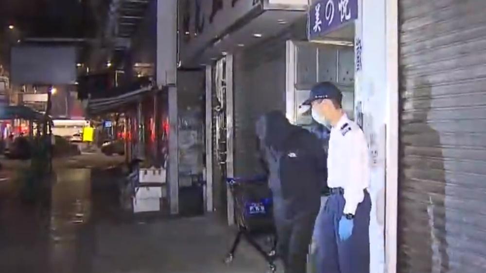 3名男子最終被困逾1小時,由消防員救出,其中2人受傷送院,餘下1名無受傷男子被警員拘捕。(電視截圖)