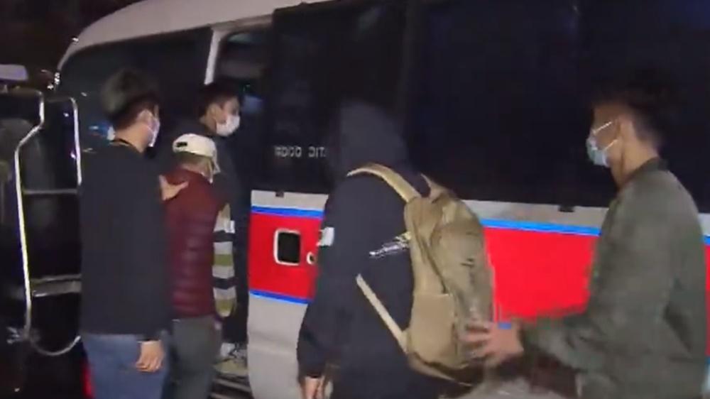 警方於掃賭行動搗破懷疑非法百家樂賭檔,中共拘捕11人。(電視截圖)