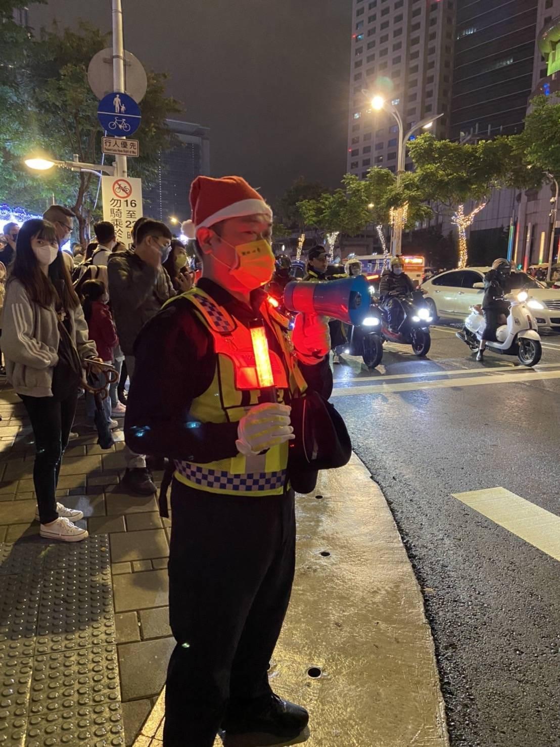 在新北耶誕城維持秩序的警察戴上聖誕帽。(靠北police FB)