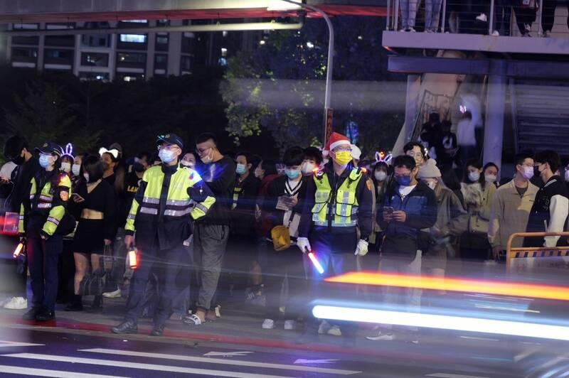 在新北耶誕城維持秩序的警察戴上聖誕帽。(互聯網)