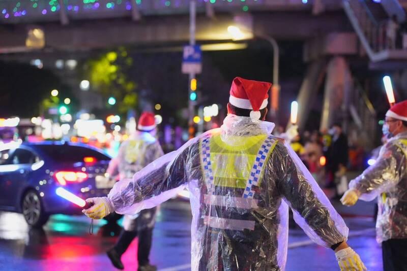 在新北耶誕城維持秩序的警察戴上聖誕帽。(互聯網)