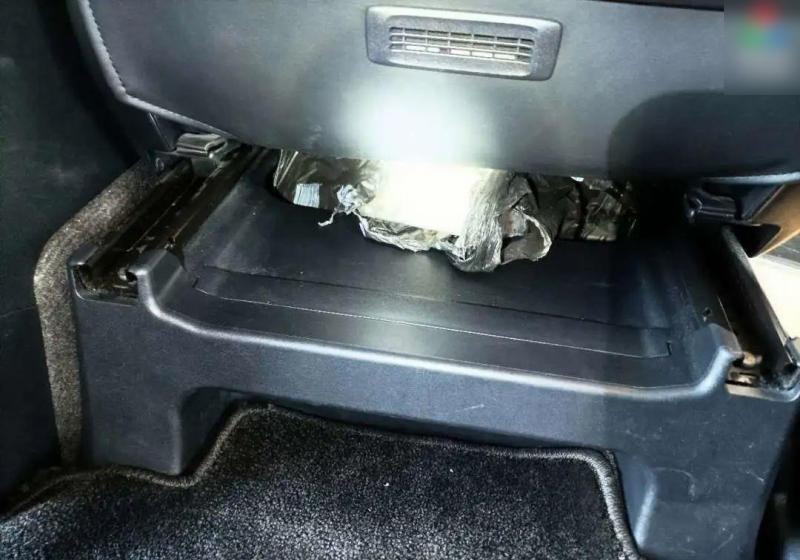 海關在粵澳跨境車車門暗格及座位下方隱密處發現33部舊手機及3.84公斤燕窩。(互聯網)
