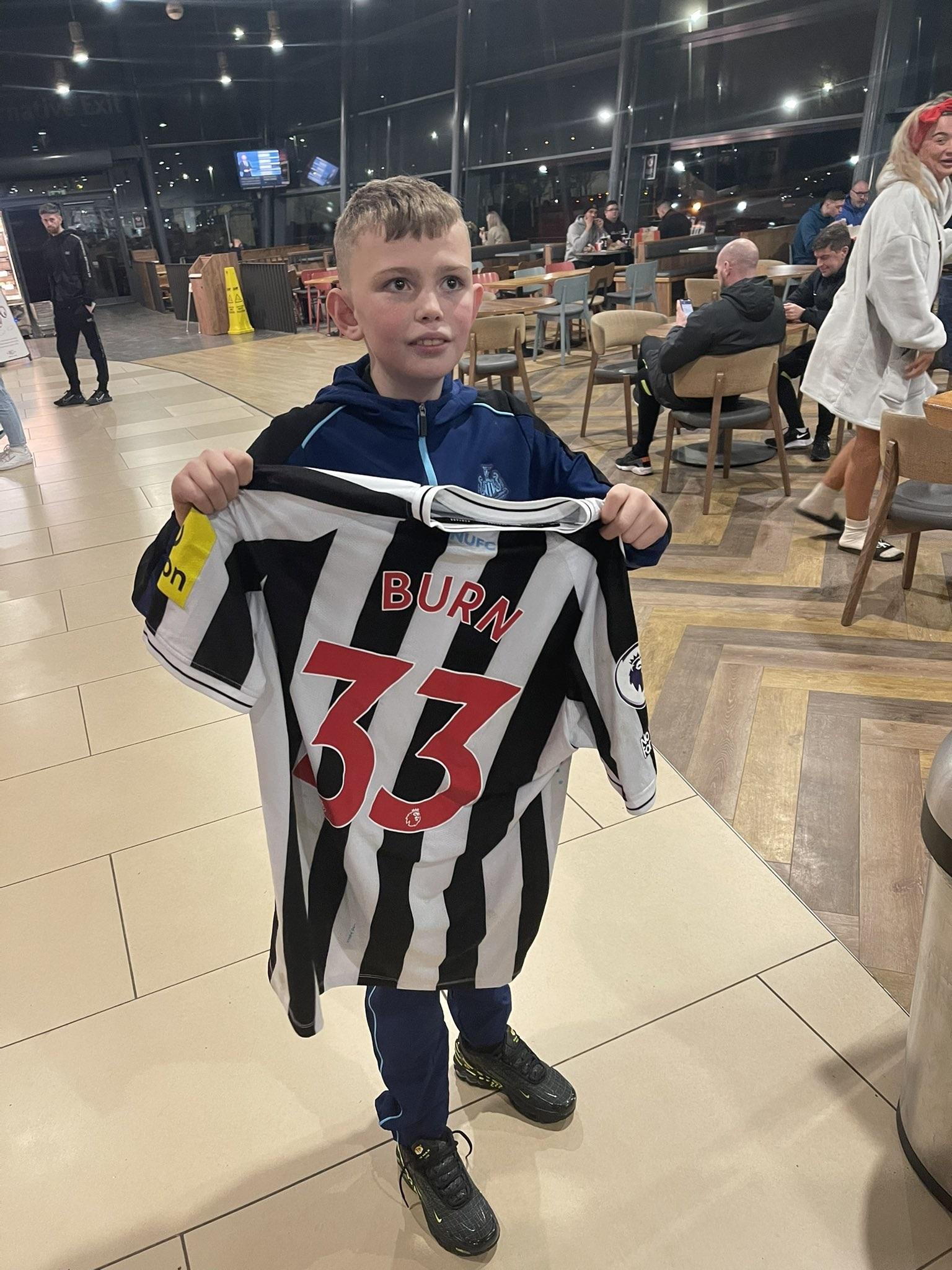 小孩最後還是獲得球衣。(Twitter圖片)