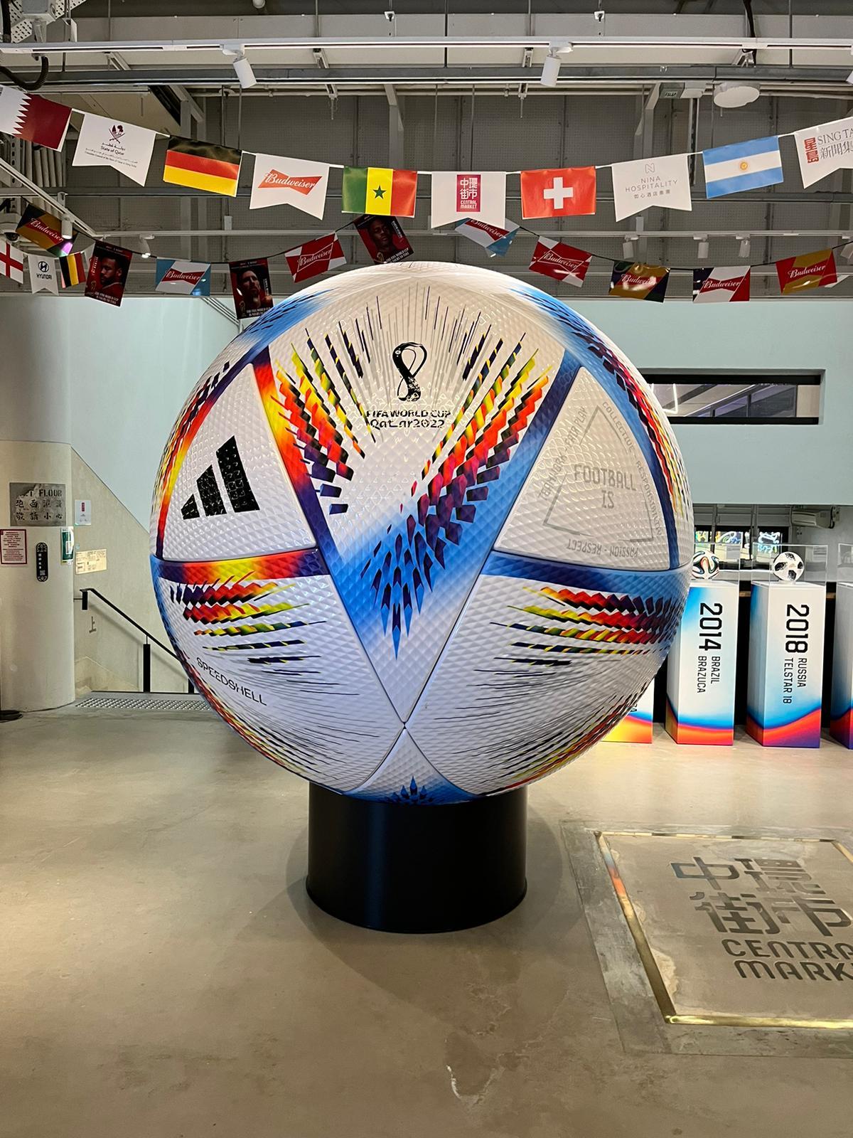 中環街市除了美斯,還有其他世界盃相關作品。(受訪者提供)