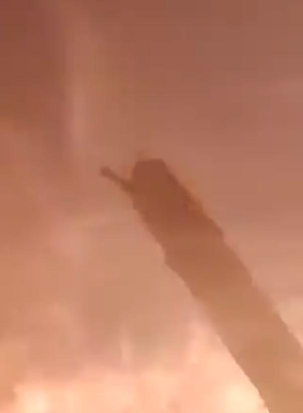 未幾畫面突然劇烈搖晃,乘客隨之恐慌慘叫,然後聽到猛烈撞擊聲,陷入一片火海。(Twitter