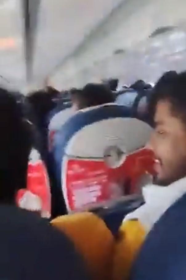 未幾畫面突然劇烈搖晃,乘客隨之恐慌慘叫,然後聽到猛烈撞擊聲,陷入一片火海。(Twitter