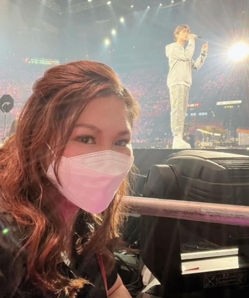 舊年軒公紅館show佢仲買到第一行嘅飛