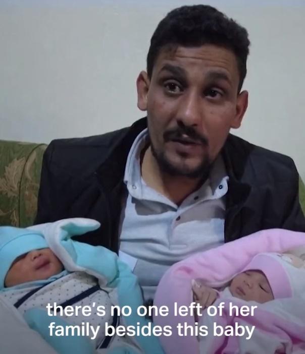 女嬰的姨長Khalil al-Sawadi日前帶同3日前才出生的親生女兒前往醫院接走Aya。(Twitter)