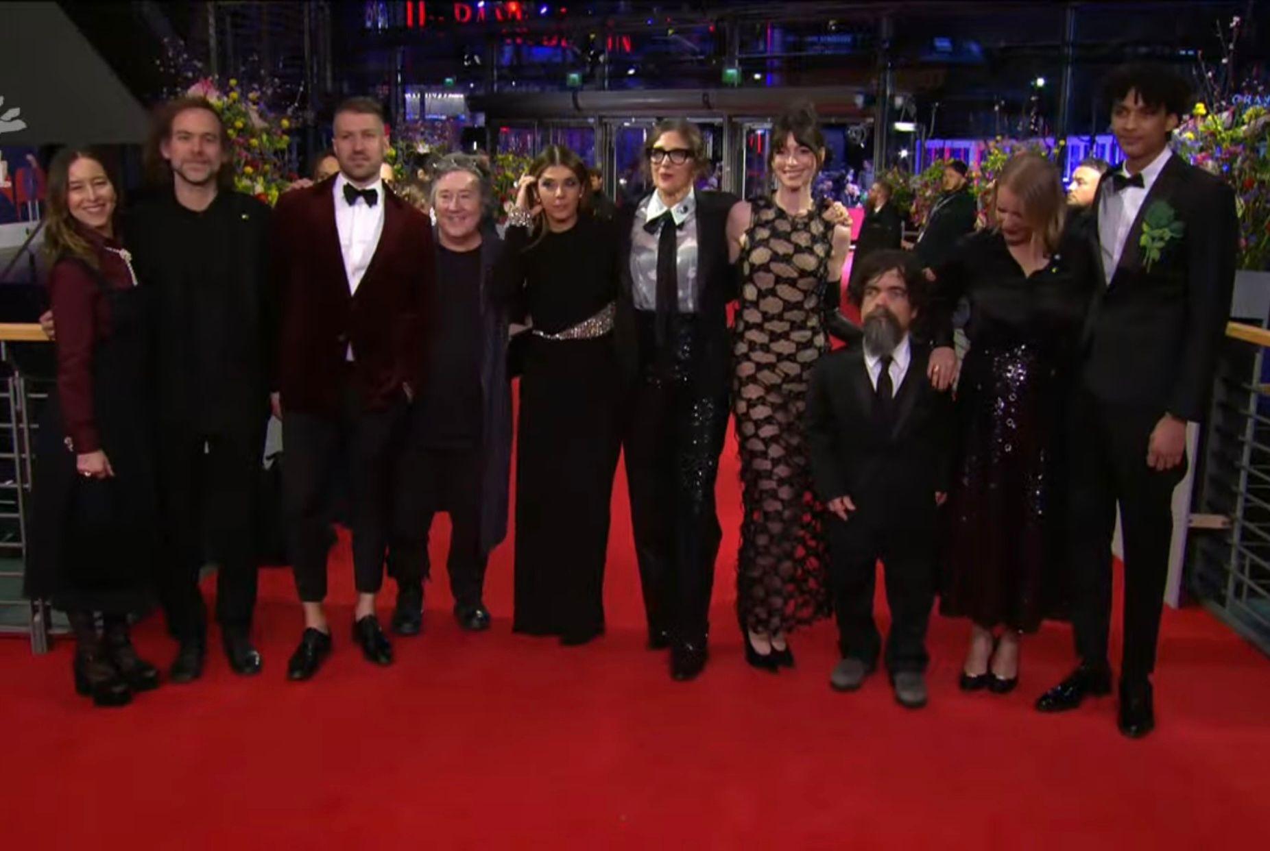 安妮夏菲維與Peter Dinklage為合作新片《She Came To Me》出席開幕首映禮。