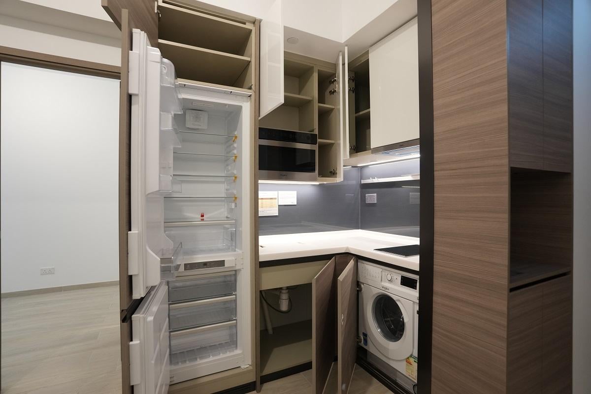 開放式廚房採用曲尺型設計,交樓標準配備雙門雪櫃、嵌入式平面爐、拉趟式抽油煙機、微波烤焗爐、洗衣乾衣機。