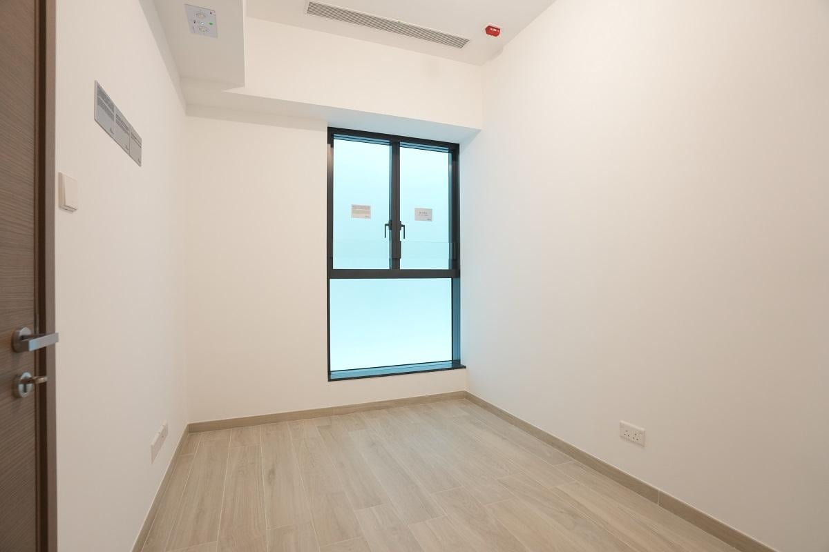 睡房開則方正,擁特大玻璃窗,採光及空間感十足。