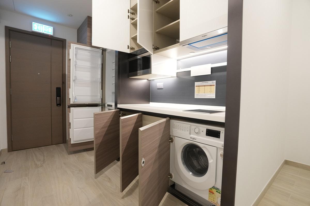 開放式廚房交樓標準配備雙門雪櫃、嵌入式平面爐、拉趟式抽油煙機、微波烤焗爐、洗衣乾衣機,亦設有廚櫃方便收納。