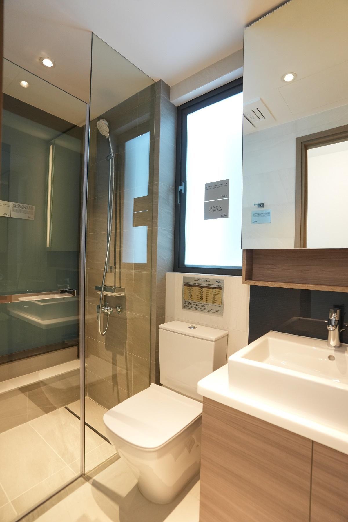 浴室同樣備有熱水爐、浴室寶、鏡櫃及洗手盆櫃。