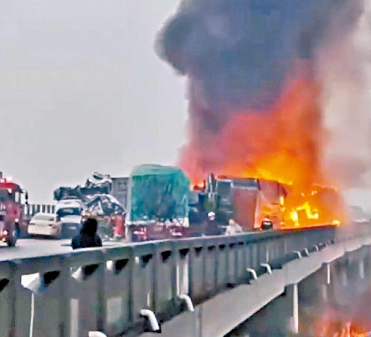 湖南許廣高速10分鐘5車禍 涉49輛車釀16死66傷