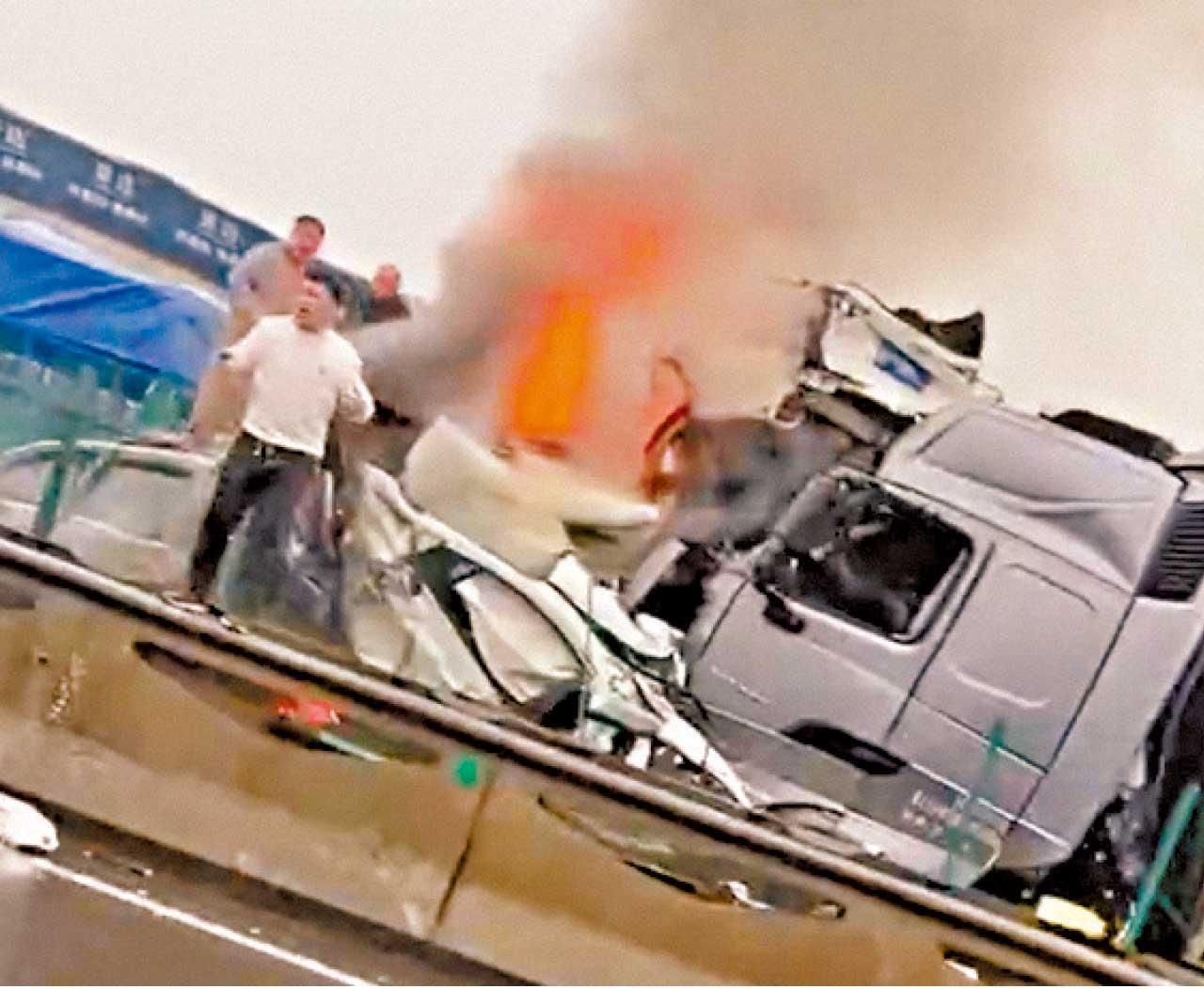 湖南許廣高速10分鐘5車禍 涉49輛車釀16死66傷