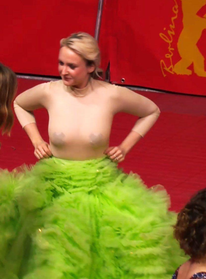 不知名女子以奇裝異服現身紅地氈。