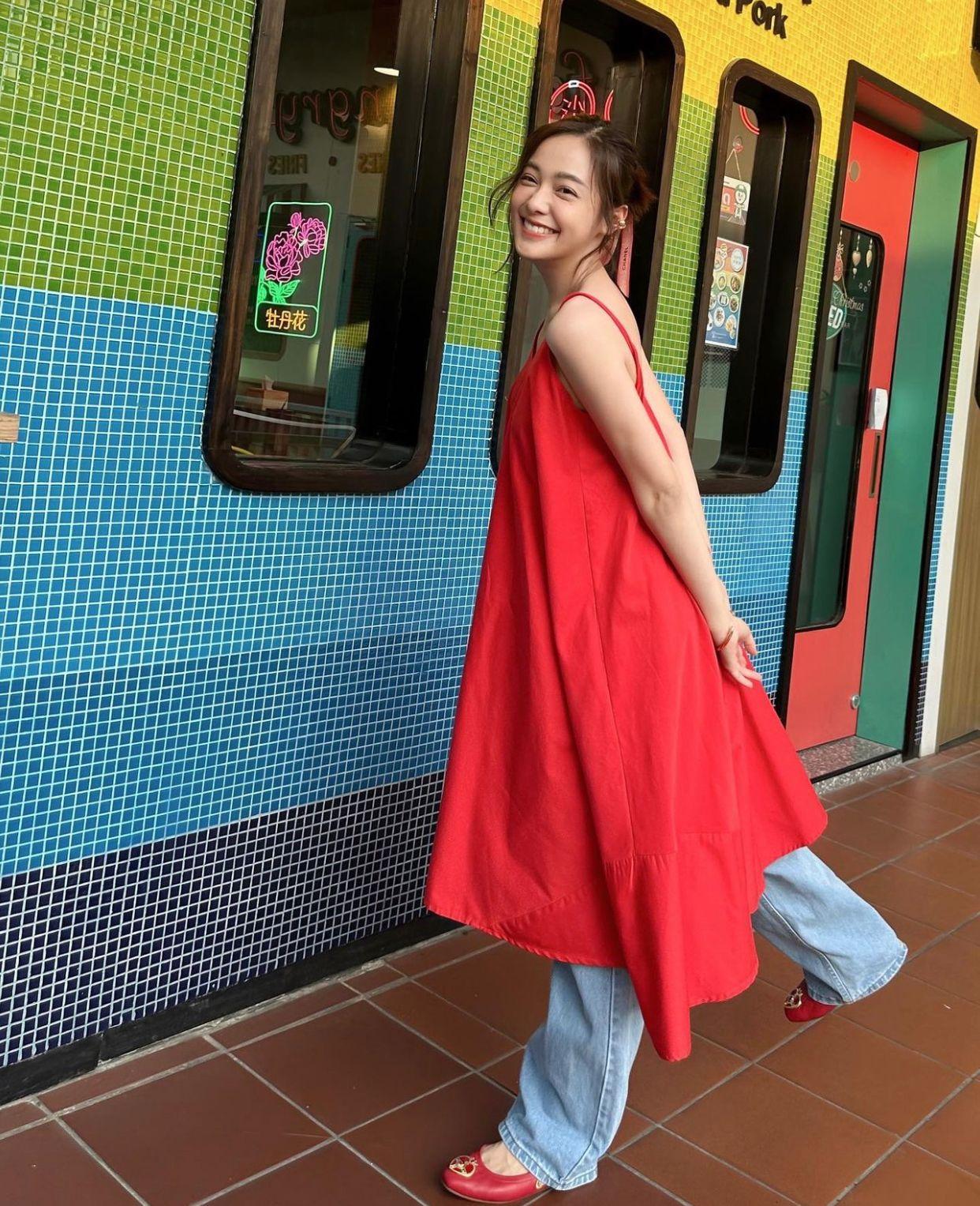 該店成為泰國年輕人的打卡熱店,Oom亦唔執輸在店外拍下多張靚相。