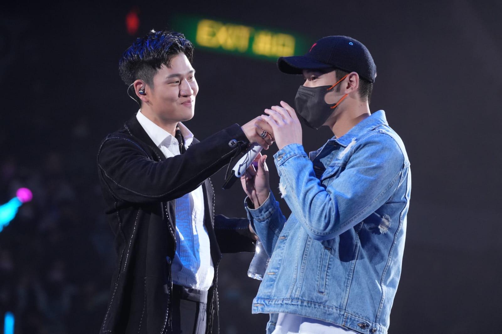 周興哲獲胞兄周予天窩心拎水上台,兩人擁抱。(陳奕釗攝)