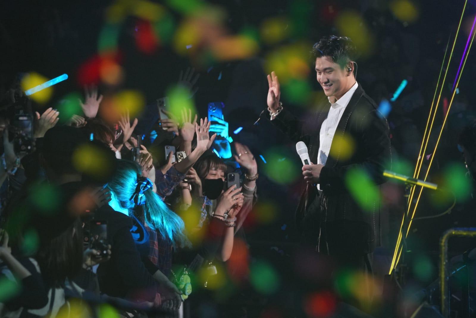 周興哲多次走近台與粉絲打招呼和收禮物。(陳奕釗攝)