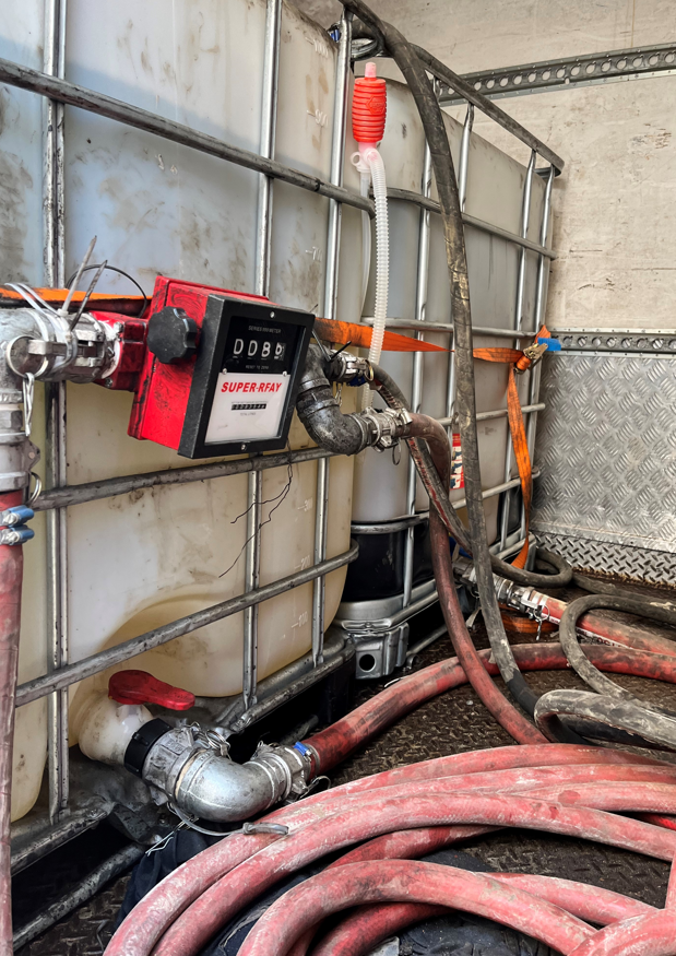 消防搗破兩個非法加油站,檢獲約1.9萬公升柴油。(消防處圖片)