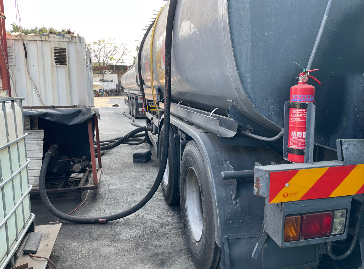 消防搗破兩個非法加油站,檢獲約1.9萬公升柴油。(消防處圖片)
