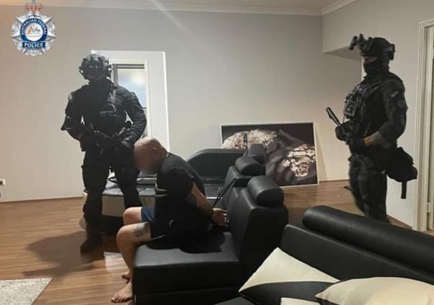 警方最後破窗入內成功將Mate Stipinovich拘捕,當時Mate Stipinovich身邊有一把已上彈的槍械。(AFP)