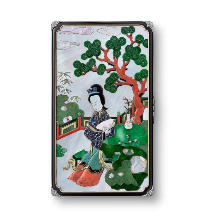 中國風格化妝盒,卡地亞巴黎,1928年,金、鉑金、螺鈿、珊瑚、藍寶石、綠松石、 縞瑪瑙、東陵玉、玉、綠色螢石、祖母綠、 鑽石、黑色琺瑯。