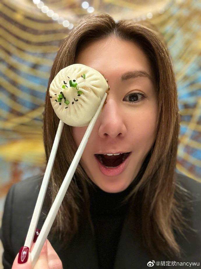 胡定欣難得到上海,爭取時間食生煎包。