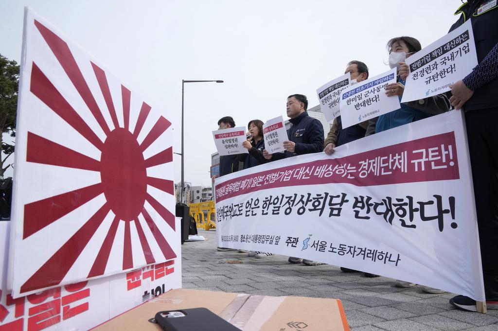 南韓有人抗議尹錫悅對日本的態度。(美聯社)