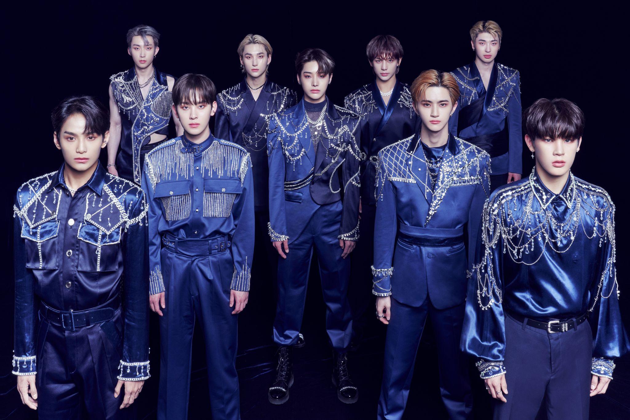 XODIAC穿上絲絨海軍藍西裝登場。