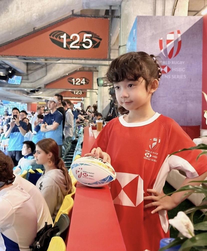 謝安琪6歲細女任七人欖球賽開球童 零怯場萌爆表現被網民大讚「明日之星」 | am730 | am730