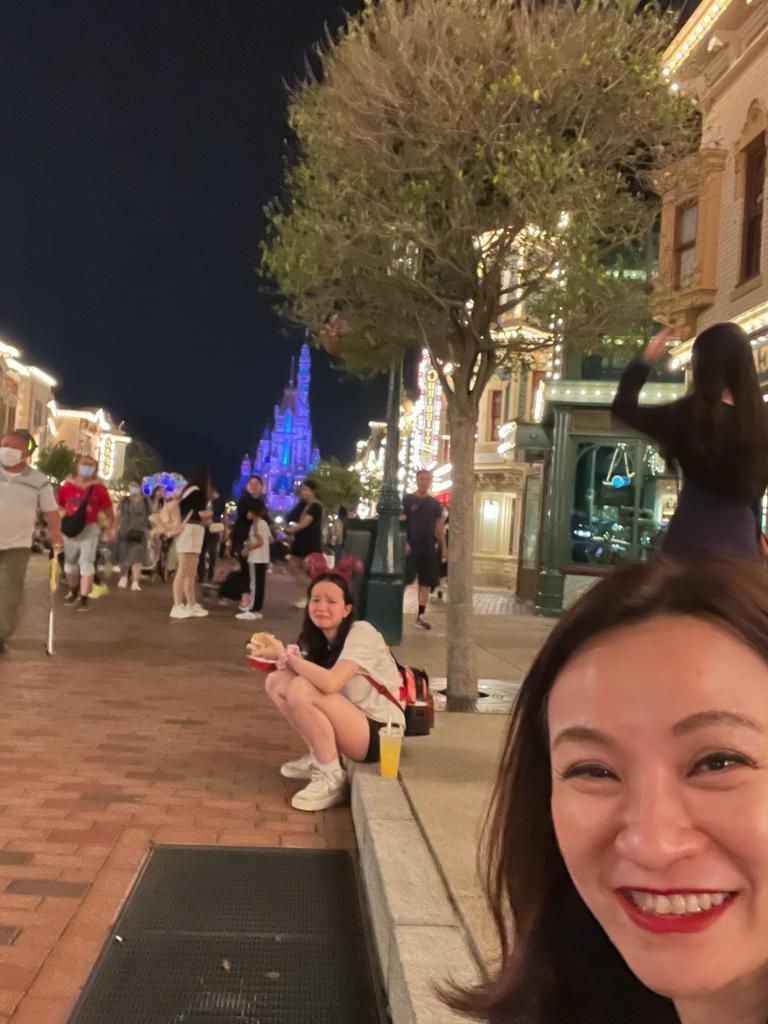 她經常帶女兒到主題樂園。