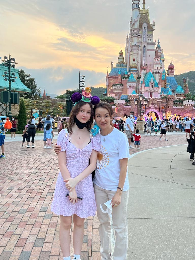 她經常帶女兒到主題樂園。