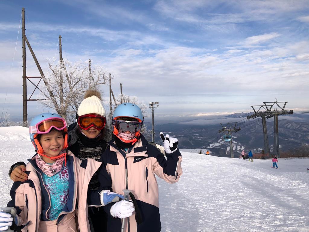 學校假期時,Jenny會帶女兒外遊。