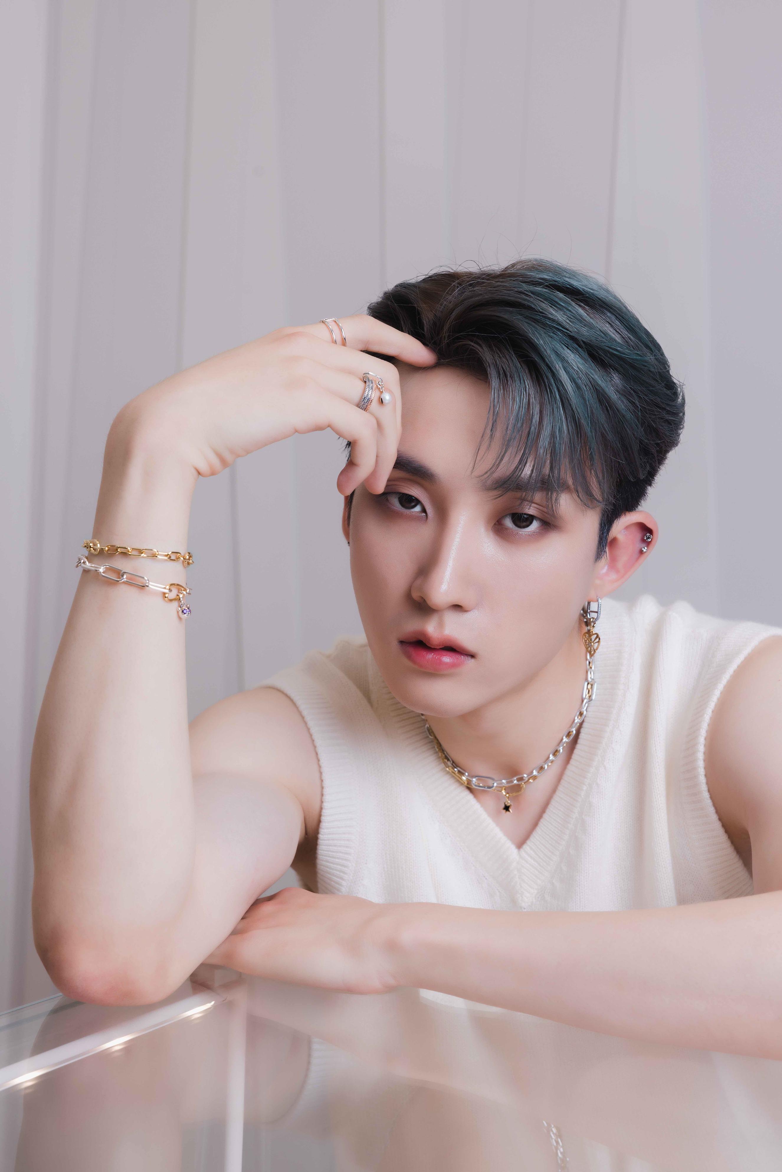 WAIN特別欣賞手上的三隻戒指組合。