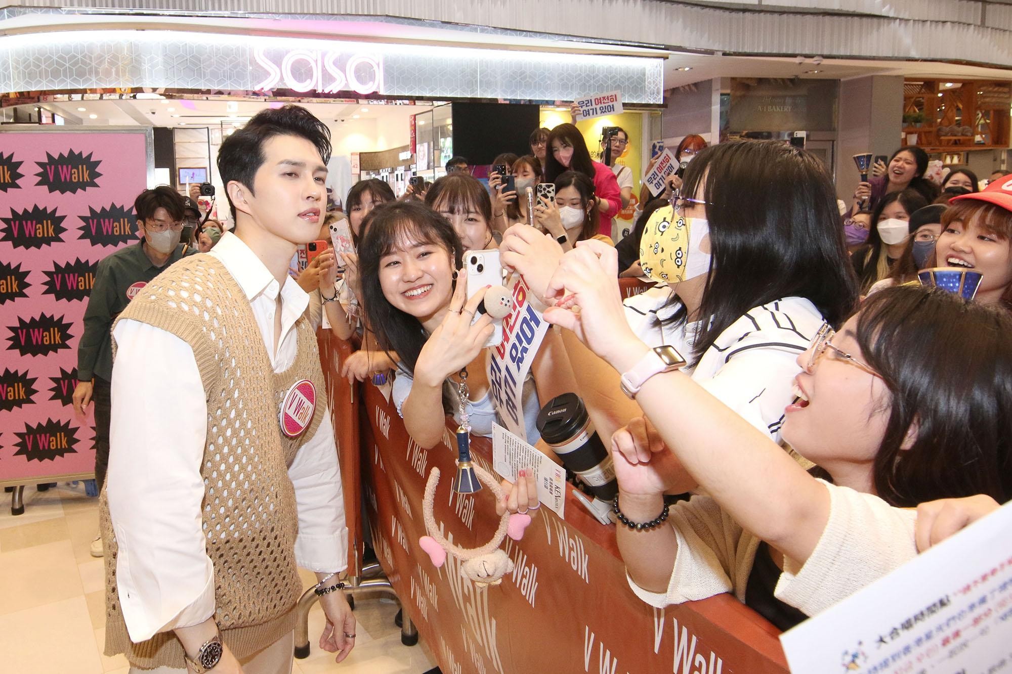 VIXX主唱KEN舉行香港簽唱會。