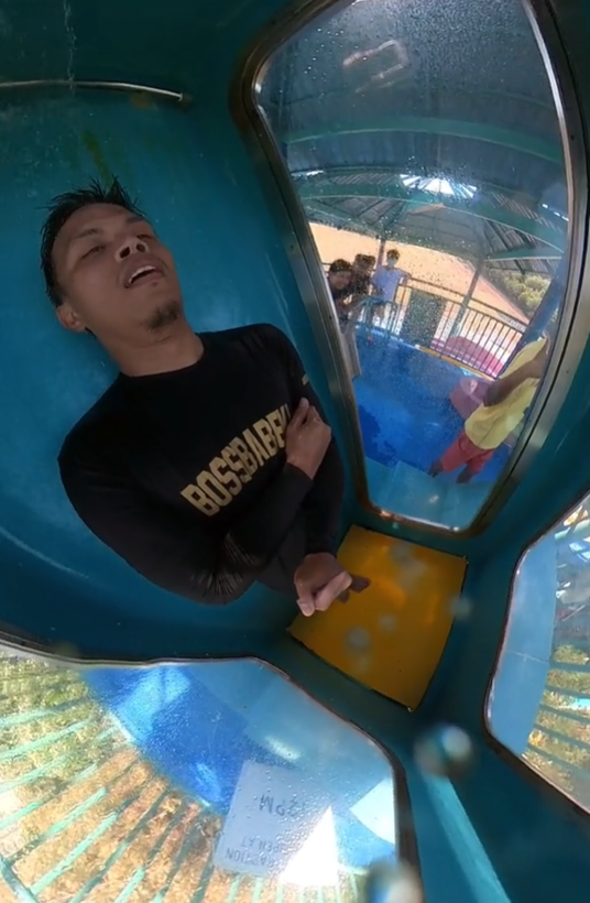 只見Jami神情緊張,雙臂交叉,在滑水道起點預備。(圖/翻攝TikTok@jamii.talib)